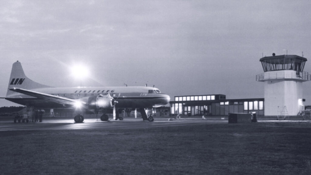Kristianstad-Everöd med en Linjeflyg Metropolitan, i början av 1960-talet. Foto ur boken om Linjeflyg. Kristianstad-Everöd med en Linjeflyg Metropolitan, i början av 1960-talet. Foto ur boken om Linjeflyg.