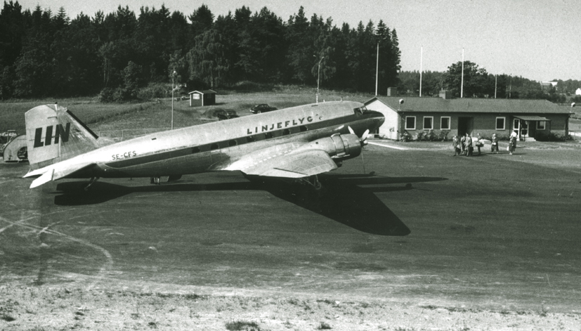 Kalmar flygplats med civila flygstationen, i slutet av 1950-talet Linjeflyg DC-3. Foto ur boken om Linjeflyg.